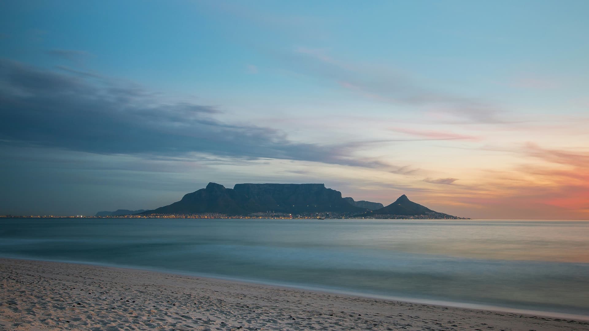 brent-ninaber-L6EP96_w1Fc-unsplash Der Tafelberg in Kapstadt | Foto von Brent Ninaber auf Unsplash