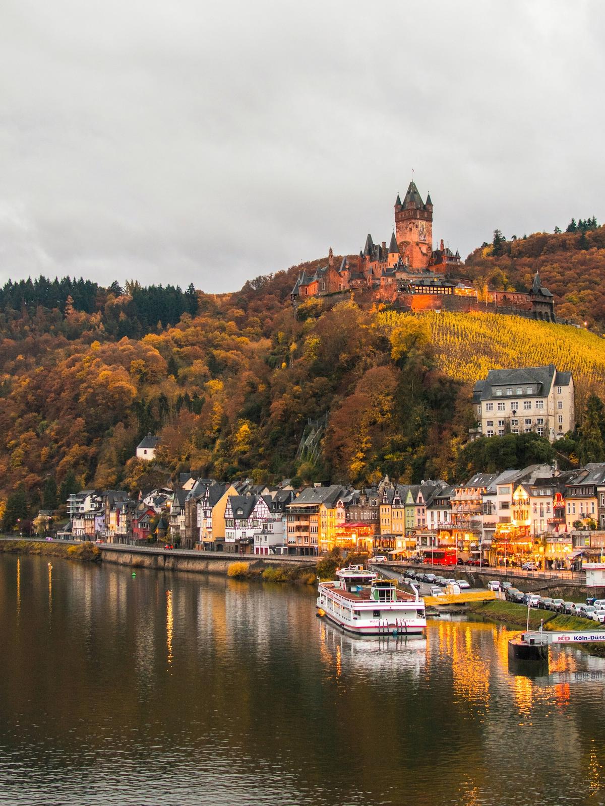 Die Stadt Cochem im Bild von Julia Solonina auf Unsplash