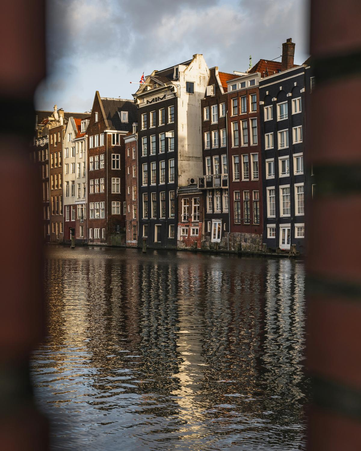 Ein Kanal in Amsterdam im Bild von Liam McGarry auf Unsplash