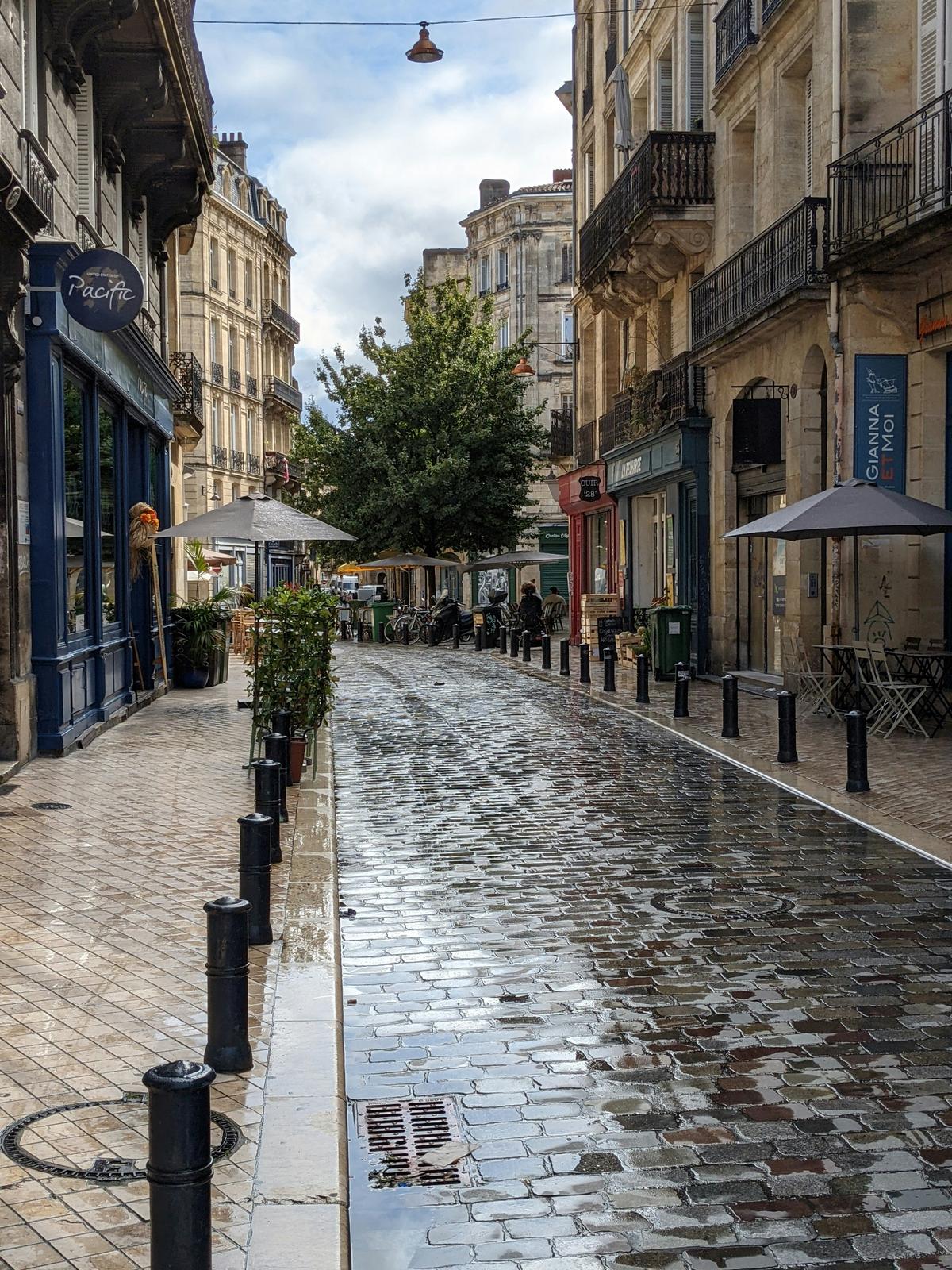 Bordeaux im Foto von Denis DIMITROV auf Unsplash