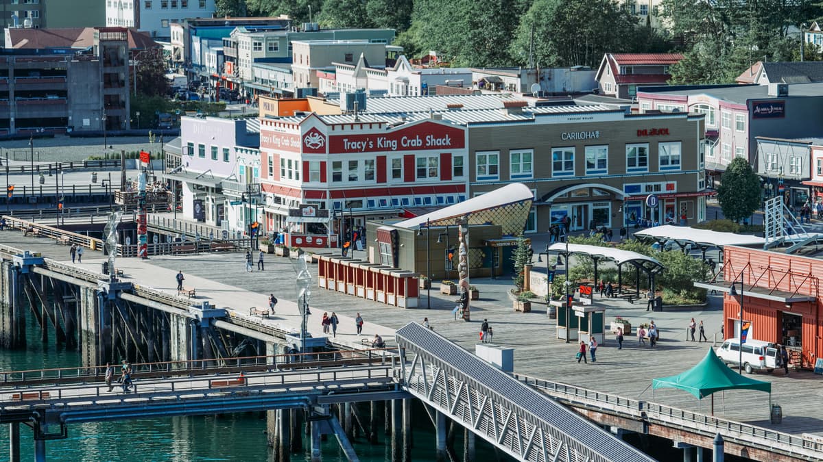 Das Hafengelände von Juneau im Foto von Marco Tjokro auf Unsplash