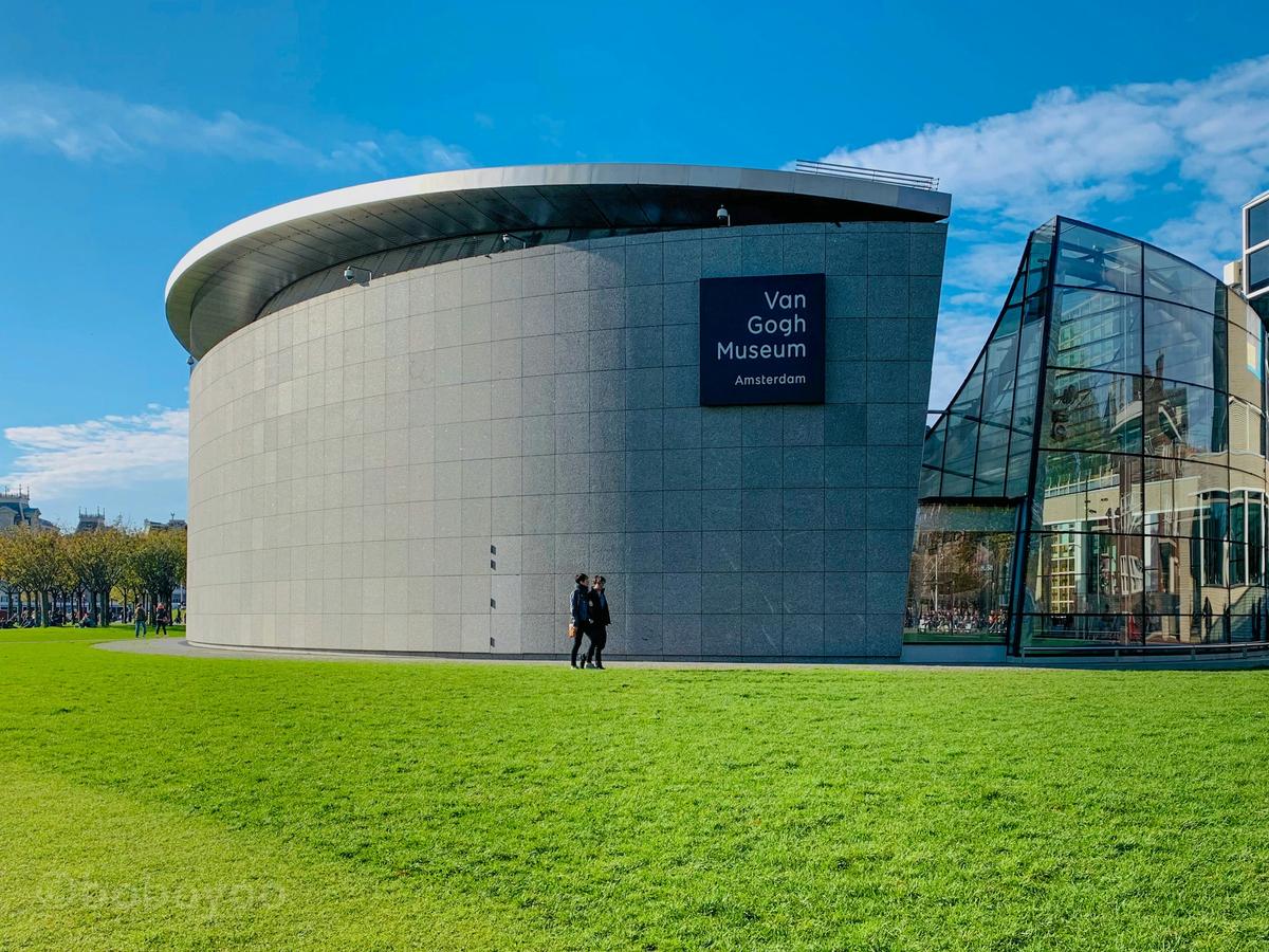 Der Eingang zum Van-Gogh-Museum | Bild © Bob Oyoo auf Unsplash