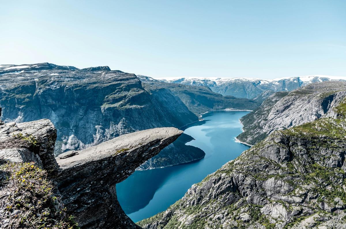 Ein Fjord in Norwegen im Bild von Dong Zhang auf Unsplash