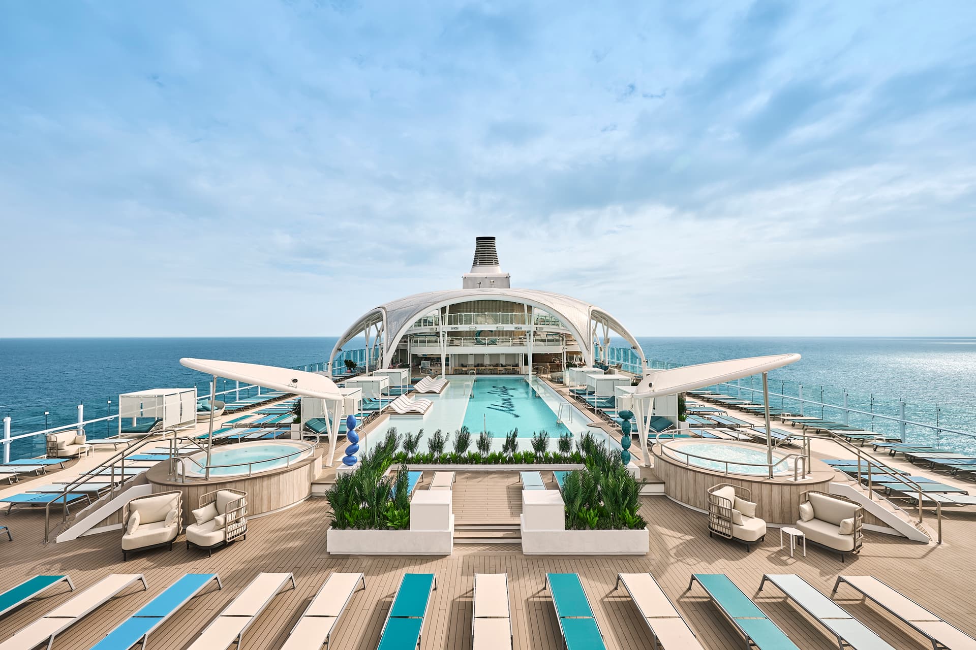 20250205_tui_msrelax_45_aussenpool_alternative_4791_hdr_rgb Der Pool der Mein Schiff Relax