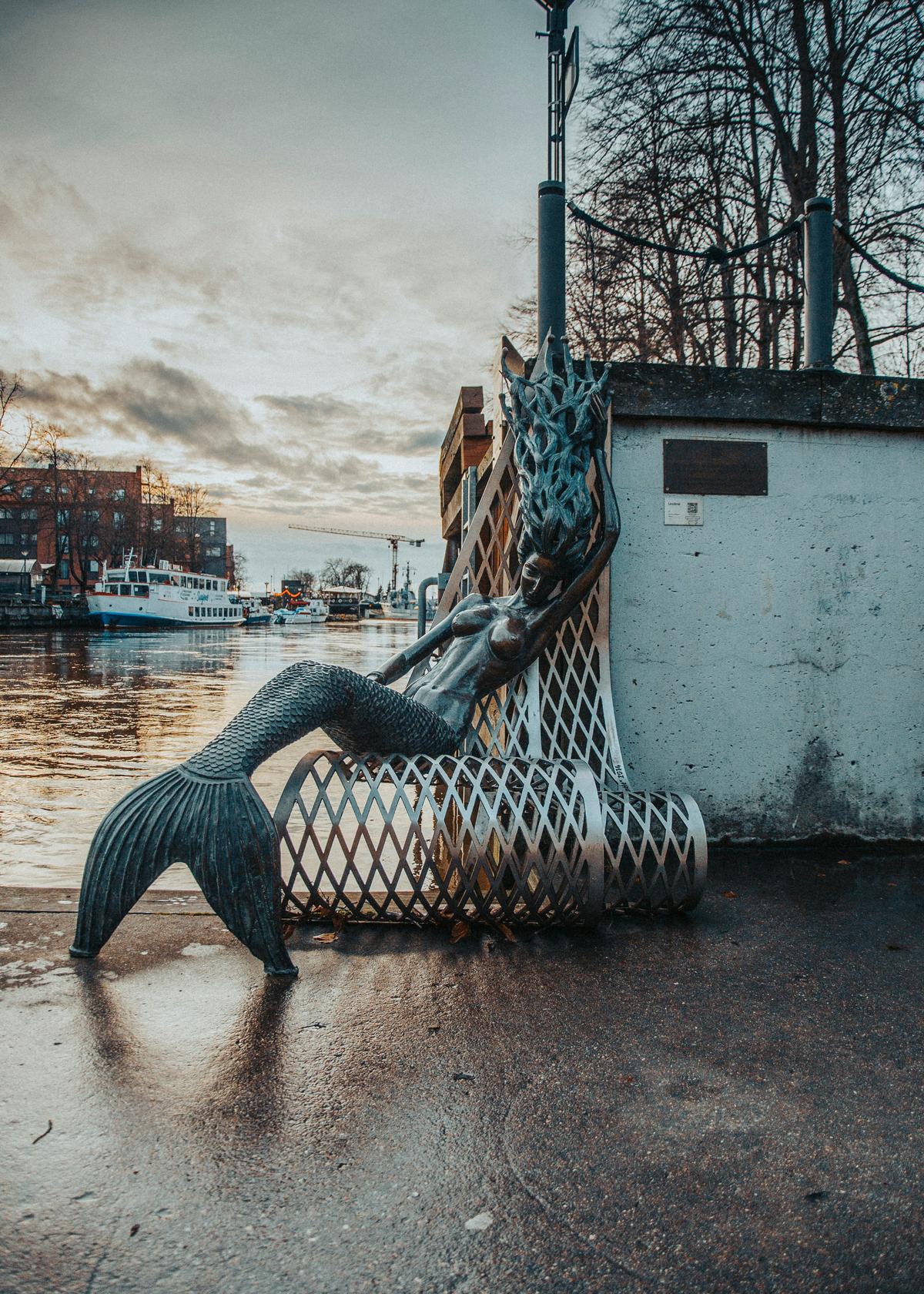 Die Statue einer Meerjungfrau in Klaipeda im Foto von John Morgan auf Unsplash