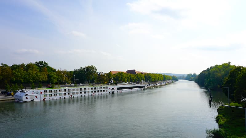 header_flusskreuzfahrt-2020_05 Das Schiff von A-ROSA am Hafen von Würzburg