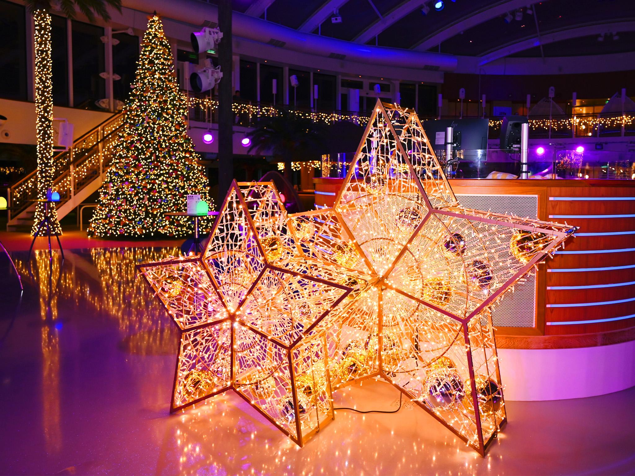 Weihnachtsdekoration an Bord von AIDA